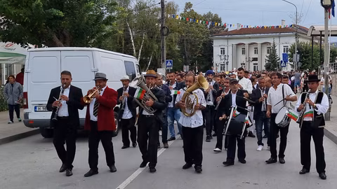 Ритуалът по къпане на младоженци във Върбица оживя след десетилетие