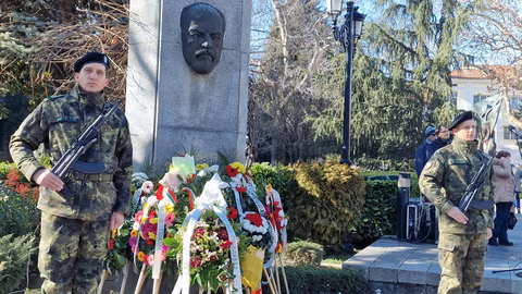 Пловдив почита 172 години от рождението на Стефан Стамболов с военен ритуал