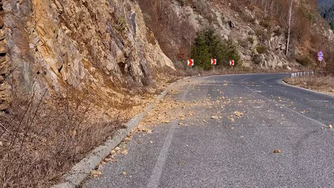 Паднали камъни затрудняват движението по пътищата в Родопите