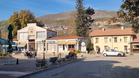 Традиционен мартенски базар в Земен събира ръчно изработени мартеници