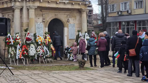 Състезатели на „Спринт“ издигат българския флаг в Разград на националния празник