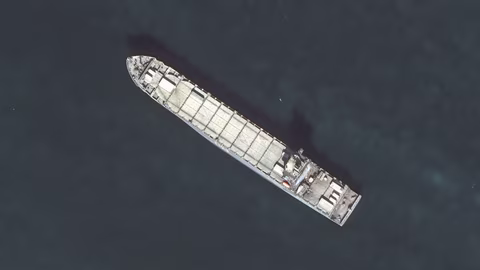 Силен взрив на танкер в Кувейт доведе до изтичане на въглеводороди