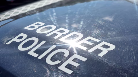 Гранична полиция задържа чужди граждани с фалшиви паспорти и укрит мъж