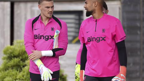 Лиъм Росиниър подкрепи вратарите на Челси след загубата от Пари Сен Жермен