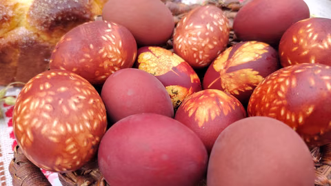 Онлайн конкурс за великденски яйца в село Пещера съхранява традициите