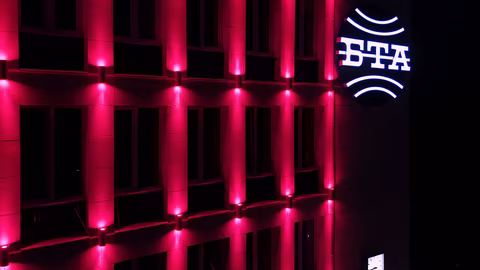 Фасадата на БТА осветена в червено в знак на почит към Разпети петък